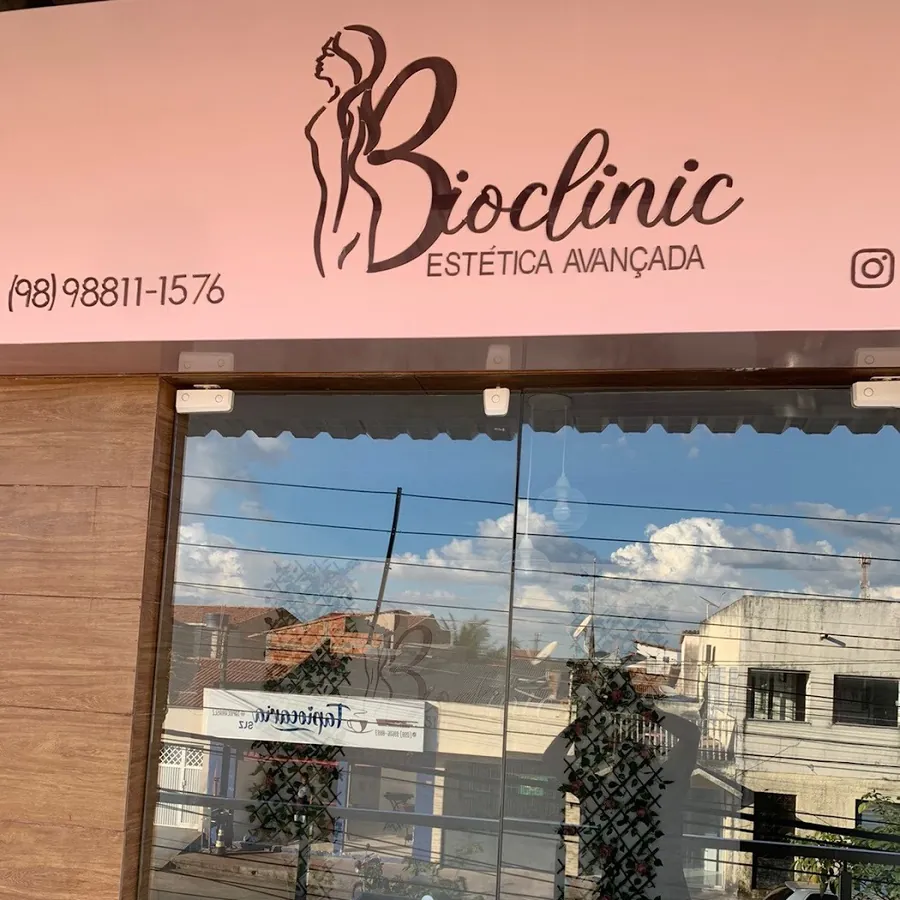 Fachada rosa da Bioclinic Estética Avançada com o logo e o telefone